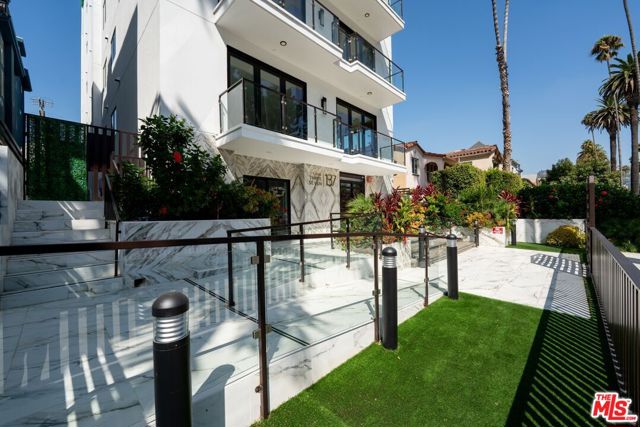137 N Doheny Drive, West Hollywood CA: https://media.crmls.org/mediaz/0530aa6b-19c3-463c-96cc-99e52a8ee4fc.jpg