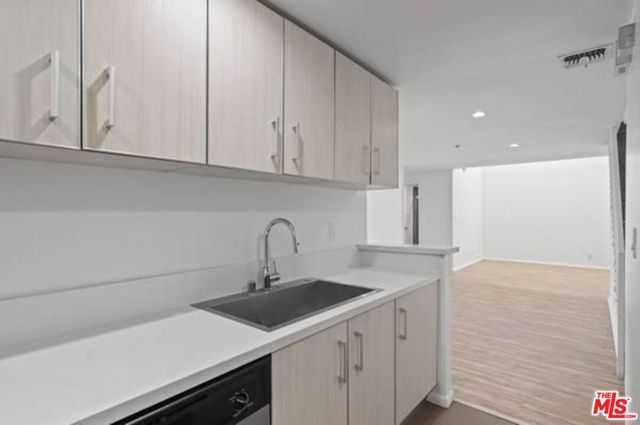 11711 Ohio Avenue, Los Angeles CA: https://media.crmls.org/mediaz/05310289-717b-4bc6-a2cc-071caffb1438.jpg