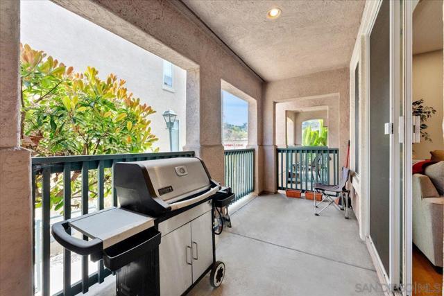 938 Camino De La Reina, San Diego CA: https://media.crmls.org/mediaz/05314b53-ce0b-4be3-9c69-dad7ee5f0187.jpg