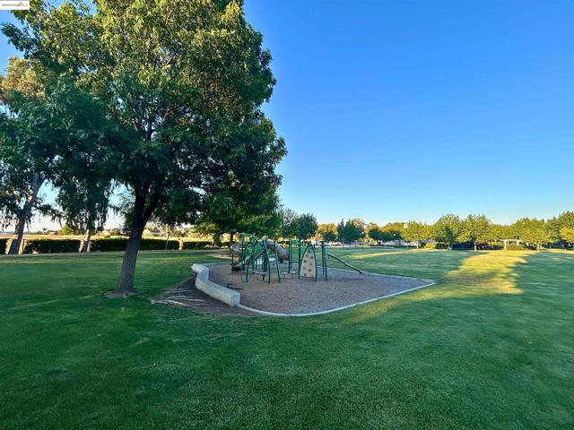 1327 Remington Ct, Tracy CA: https://media.crmls.org/mediaz/0531798b-5aeb-486b-9235-24bb8c025b31.jpg