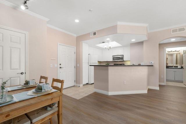 4165 Executive Dr, La Jolla CA: https://media.crmls.org/mediaz/0531e2d9-e14c-4164-a3fe-778a9519ac30.jpg