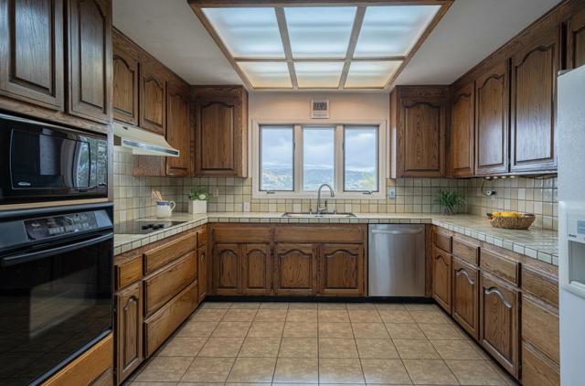 24935 Corte Poco, Salinas CA: https://media.crmls.org/mediaz/053224be-2dab-43b8-b67b-01f5c10d2adf.jpg