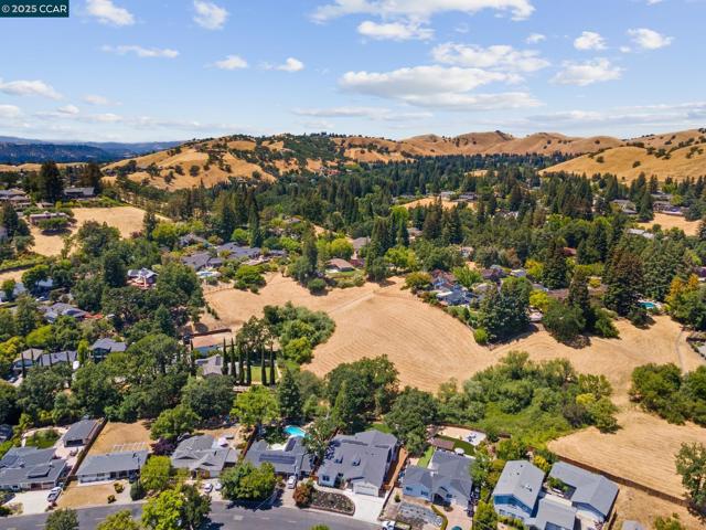 267 Valle Vista Dr, Danville CA: https://media.crmls.org/mediaz/05327c28-b249-4e05-8bbd-7e3b8960970e.jpg