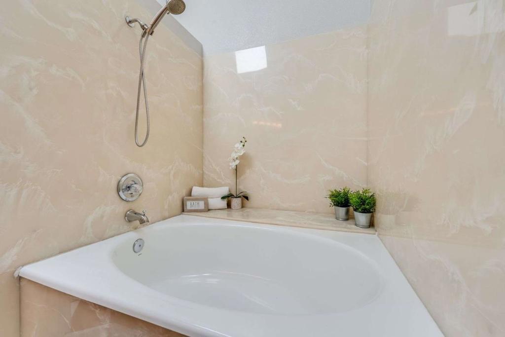 https://media.crmls.org/mediaz/05327f9c-1513-4c86-a8f4-5ffc688d4fa5.jpg?preset=X-Large