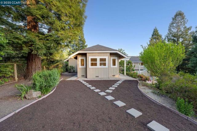 9 Irvine Drive, Moraga CA: https://media.crmls.org/mediaz/0532c302-ff0e-410d-b5a3-c017cec16ffd.jpg
