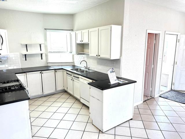1610 85th Avenue, Oakland CA: https://media.crmls.org/mediaz/0532d92c-98cc-4bcb-b0e0-9358fe812623.jpg