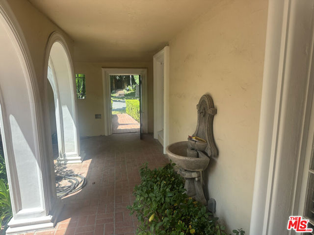 320 S Mccarty Drive, Beverly Hills CA: https://media.crmls.org/mediaz/05331448-08a6-47ee-9327-770a2fd743fa.jpg