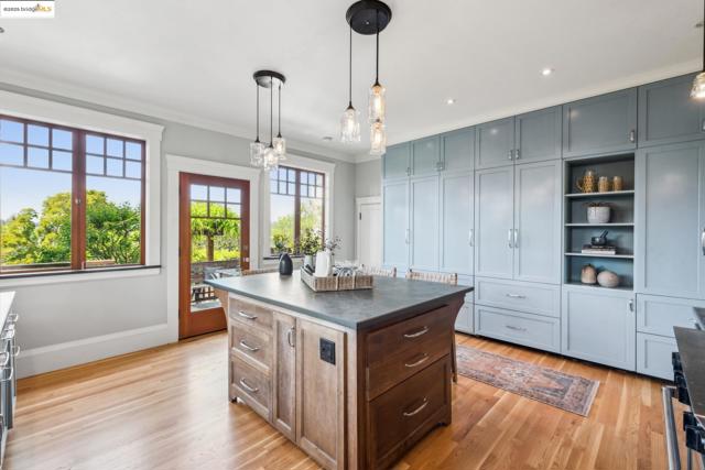 1015 Warfield Ave, Oakland CA: https://media.crmls.org/mediaz/053343af-9c2a-4911-8dfd-ab4b25e51d16.jpg