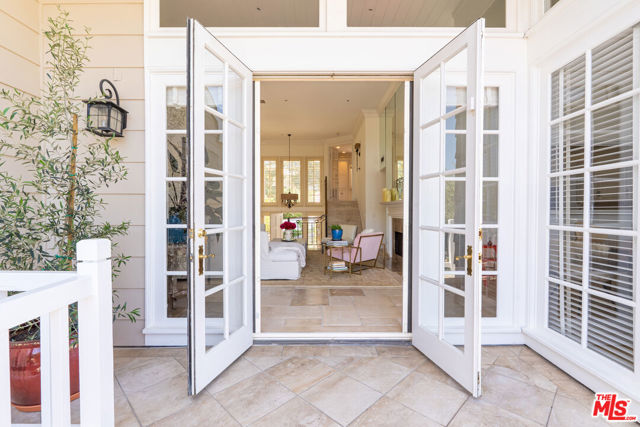12555 The Vista, Los Angeles CA: https://media.crmls.org/mediaz/0533491c-92c7-4de4-ad1b-a6f99ba2b052.jpg