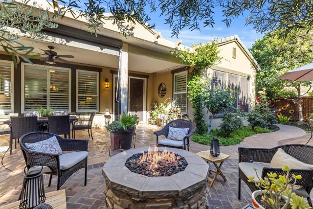 1748 Veneto Ln, Brentwood CA: https://media.crmls.org/mediaz/0533eb93-31aa-481b-9958-1c68bac7a3e0.jpg