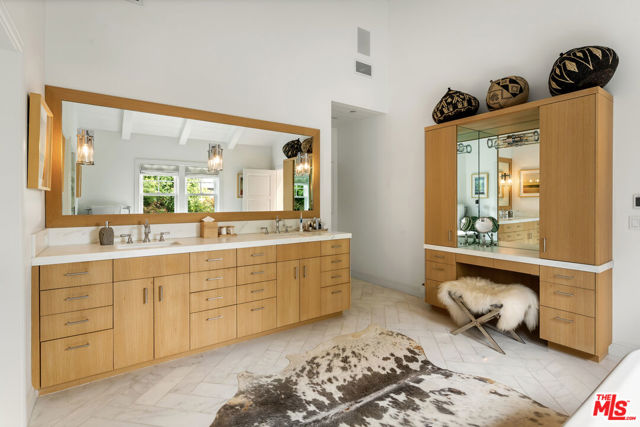 1057 Corsica Drive, Pacific Palisades CA: https://media.crmls.org/mediaz/053462a4-6eda-4faa-9c7f-fdd15ac76d9d.jpg
