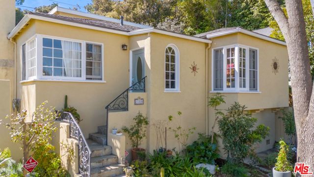 11316 Sunshine Terrace, Studio City CA: https://media.crmls.org/mediaz/0534a2d5-c098-46b9-87ee-0c828d6de4e4.jpg