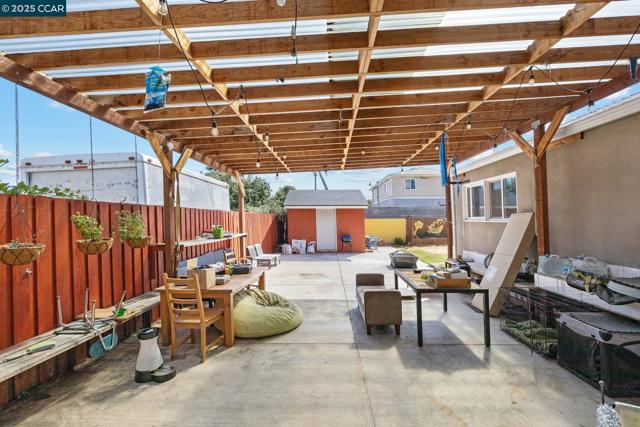 7447 Lockwood St, Oakland CA: https://media.crmls.org/mediaz/0534b31a-9cb5-4444-8a67-52fe7684fd67.jpg