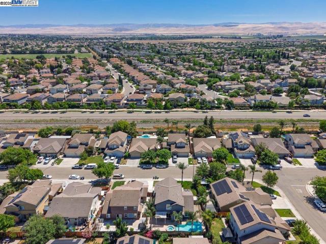 2315 Sabrina Way, Tracy CA: https://media.crmls.org/mediaz/0534bc9f-c0d6-4b9e-a764-3732a232b746.jpg