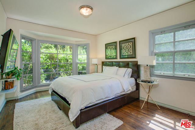 449 Westbourne Drive, West Hollywood CA: https://media.crmls.org/mediaz/0536b2e3-6854-4897-8b05-e0074d9a3df5.jpg