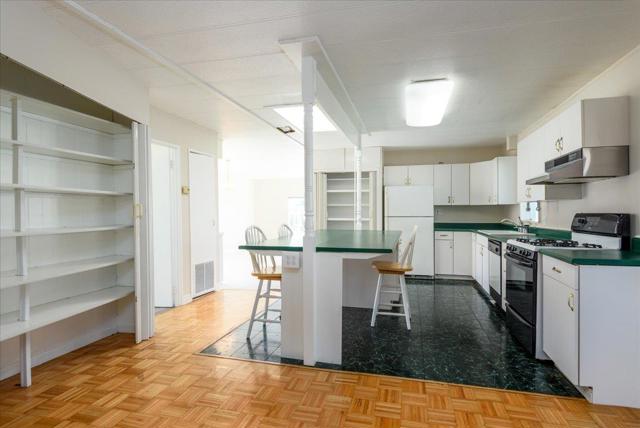 52 Oceanview Avenue, Half Moon Bay CA: https://media.crmls.org/mediaz/053791ee-c1d2-4f1b-9ede-5107db365166.jpg