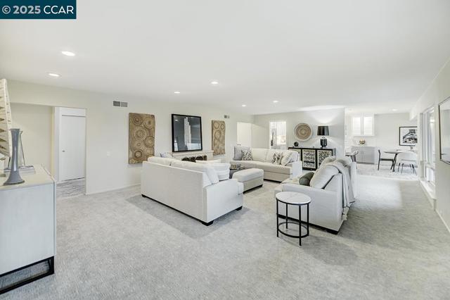 2900 Tice Creek Dr, Walnut Creek CA: https://media.crmls.org/mediaz/053794de-da43-4673-a161-f393e57a0e0e.jpg