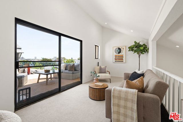 1742 S Bentley Avenue, Los Angeles CA: https://media.crmls.org/mediaz/053869b8-5d6f-49e4-81d8-d30f61804e38.jpg
