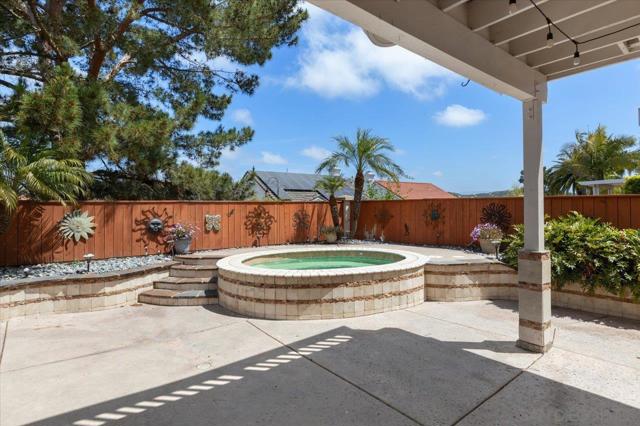 2412 Starlight Gln, Escondido CA: https://media.crmls.org/mediaz/05395d55-1989-41af-b113-ec3cdfaec9da.jpg