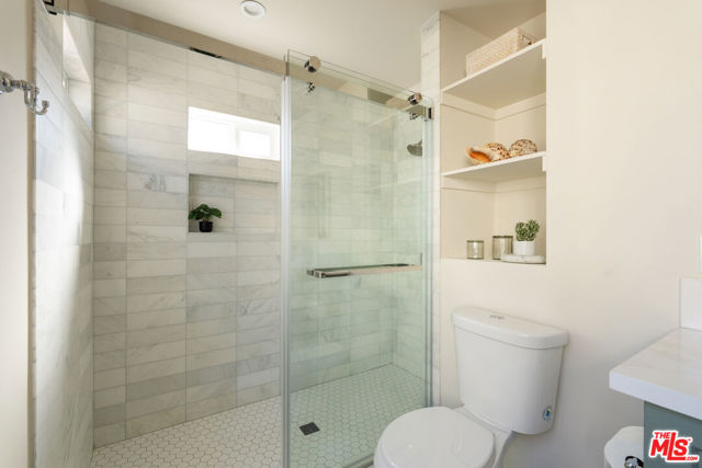 5200 S St Andrews Place, Los Angeles CA: https://media.crmls.org/mediaz/0539c3c2-2fcf-477f-9e39-2bcec84505ea.jpg