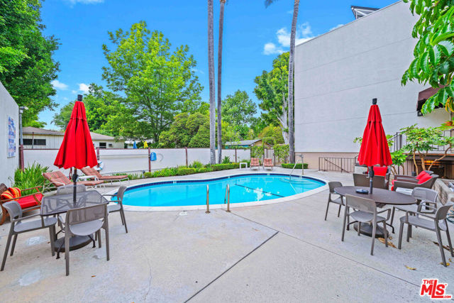 12801 Moorpark Street, Studio City CA: https://media.crmls.org/mediaz/053a66f5-617c-4019-8d4f-7a051621485b.jpg