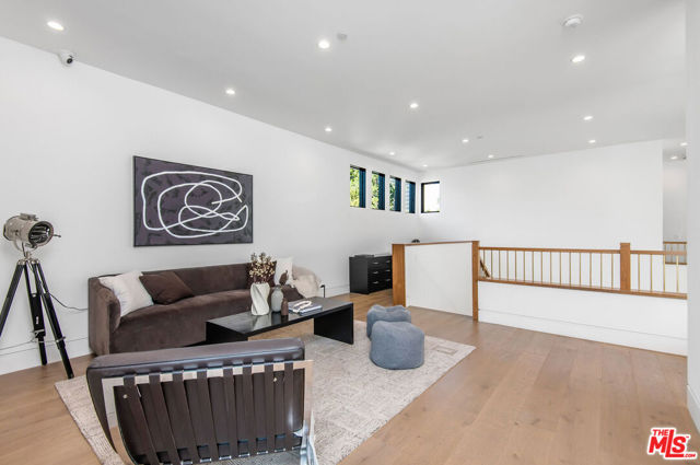 4544 Woodley Avenue, Encino CA: https://media.crmls.org/mediaz/053a69a8-2d5e-48cf-bdc9-cd03b9855cbf.jpg