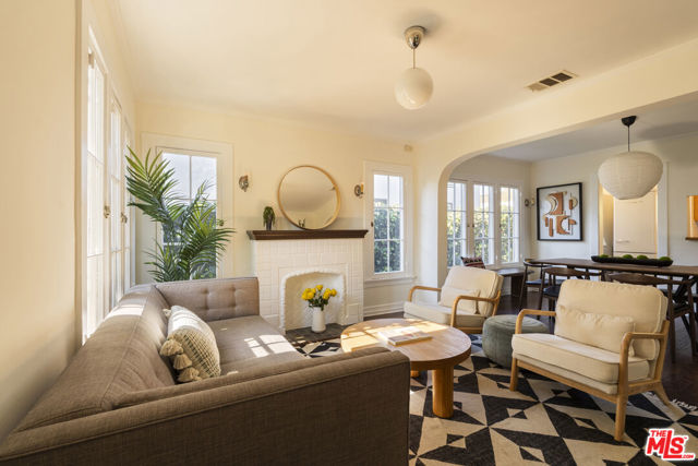 3010 11th Avenue, Los Angeles CA: https://media.crmls.org/mediaz/053ac300-4cd8-4d3b-84f6-1511a5e473d0.jpg