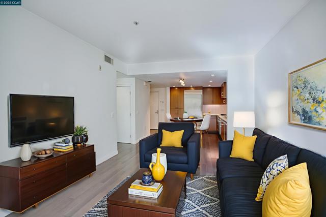 2655 Bush, San Francisco CA: https://media.crmls.org/mediaz/053b515d-cca7-4322-bdbf-3519aba3b469.jpg