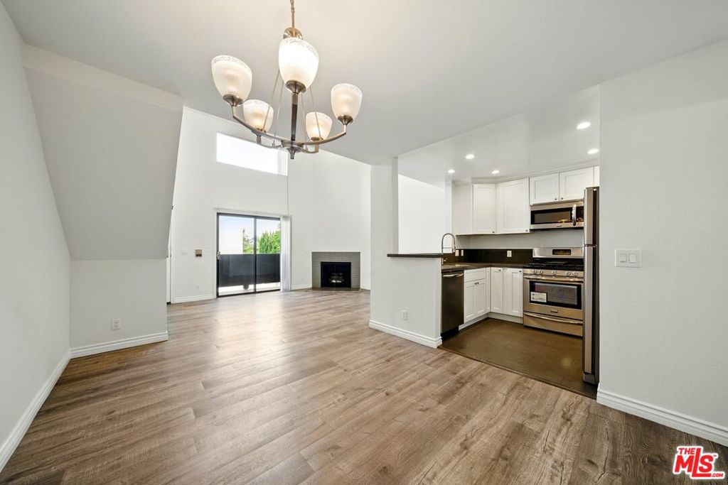 6212 FULTON Avenue #202
