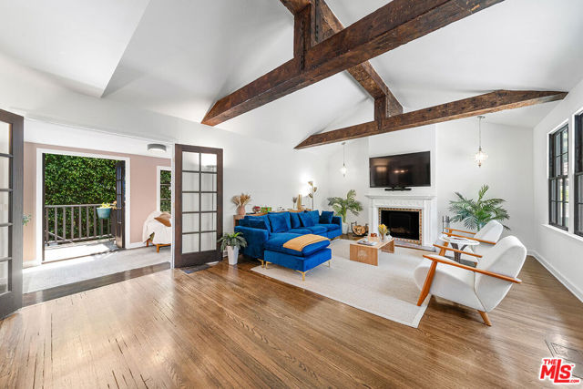 6626 Cahuenga Terrace, Los Angeles CA: https://media.crmls.org/mediaz/053b529f-3b37-493b-93e6-80120511f07b.jpg