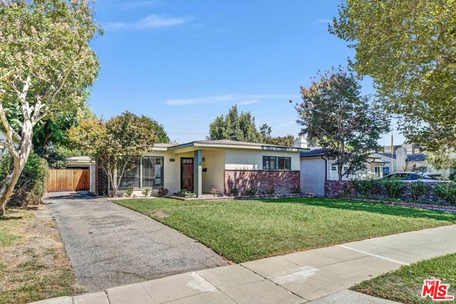 520 N Beachwood Drive, Burbank CA: https://media.crmls.org/mediaz/053b6d66-22af-4b3a-8c67-9d374cd9336f.jpg