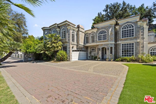 14330 Mulholland Drive, Los Angeles CA: https://media.crmls.org/mediaz/053bbffe-4df1-47c4-94ce-2e6c62da0133.jpg