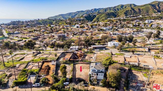 575 N Marquette Street, Pacific Palisades CA: https://media.crmls.org/mediaz/053d428b-504a-4f70-9e65-70be4861379a.jpg