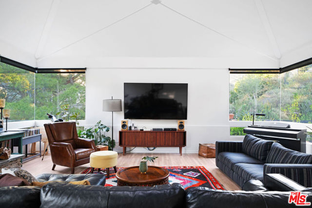 25761 Vista Verde Drive, Calabasas CA: https://media.crmls.org/mediaz/053d4382-13e6-4e44-b24b-d01e409c68c5.jpg