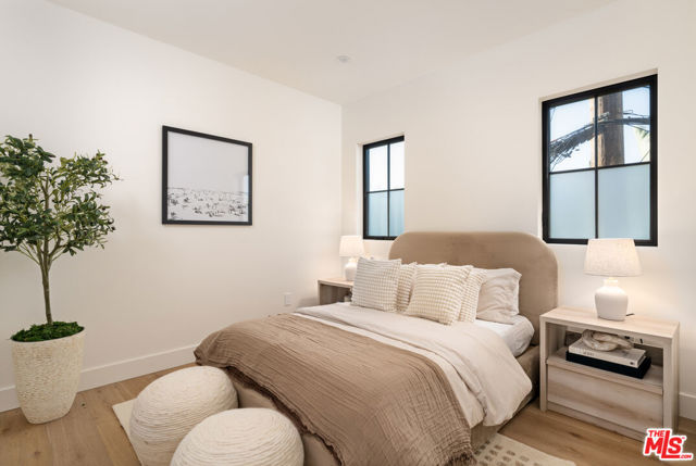 1008 Oakwood Avenue, Venice CA: https://media.crmls.org/mediaz/053dc72f-d232-4e60-888f-55d878721d1c.jpg