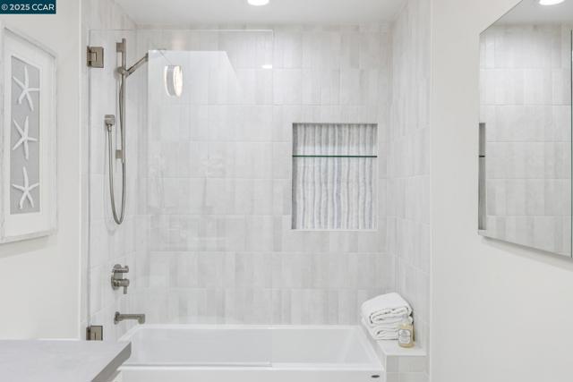 241 E Creek Dr, Menlo Park CA: https://media.crmls.org/mediaz/053ddf43-1cf4-4778-86e8-7e999ae08177.jpg