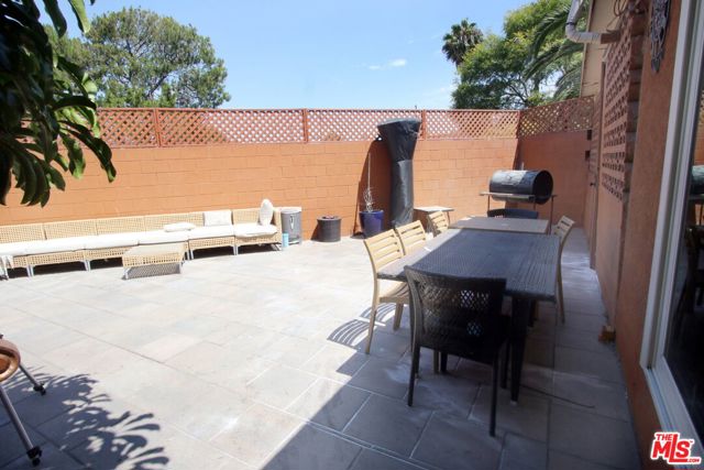 1807 Cochran Place, Los Angeles CA: https://media.crmls.org/mediaz/053e3a51-1ed4-450e-9c8f-7e606e3c88fa.jpg