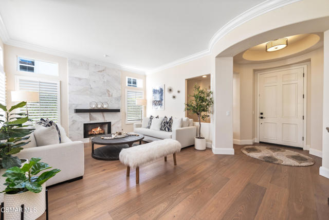 976 Blackbourne, Oak Park CA: https://media.crmls.org/mediaz/053ed46f-0ca3-445f-8c8d-aecf1fbb9394.jpg