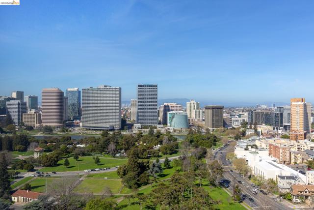 565 Bellevue Ave, Oakland CA: https://media.crmls.org/mediaz/053edd30-551d-4e0d-b45e-638fccdbced0.jpg