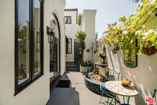 609 21st Place, Santa Monica CA: https://media.crmls.org/mediaz/053fdc61-71e7-42f7-a7b9-5121d51dc721.jpg