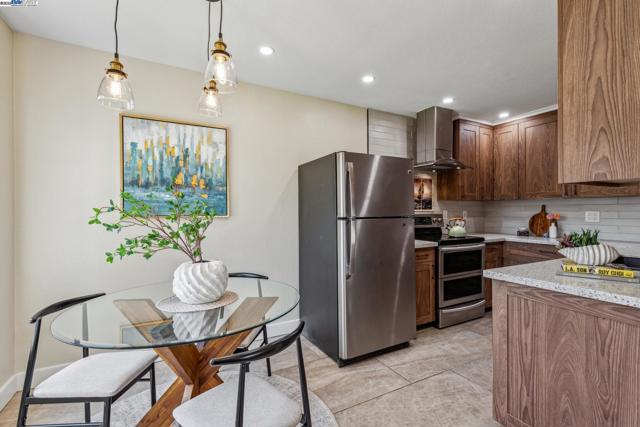 198 Schooner Ct, Richmond CA: https://media.crmls.org/mediaz/05400fe8-410c-4e24-b26d-d8d39d9e5625.jpg