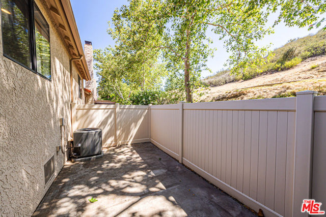 20055 Avenue Of The Oaks, Newhall CA: https://media.crmls.org/mediaz/054026eb-8731-464c-bc1c-70fe6c074956.jpg