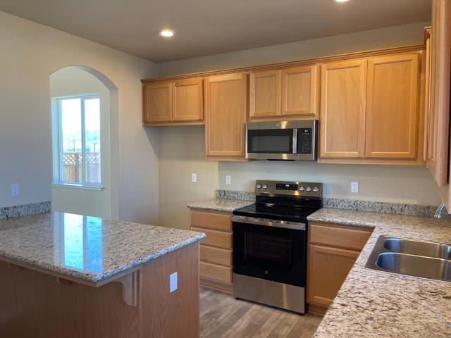 754 Livingston Avenue, King City CA: https://media.crmls.org/mediaz/0540a325-bfcd-4487-9e31-b8efdc51c170.jpg