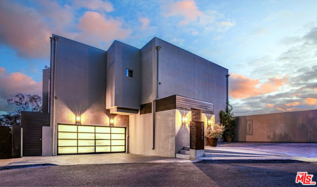 8572 Hillside Avenue, Los Angeles CA: https://media.crmls.org/mediaz/0540f2f6-ef27-49dc-8a42-4db65272e708.jpg