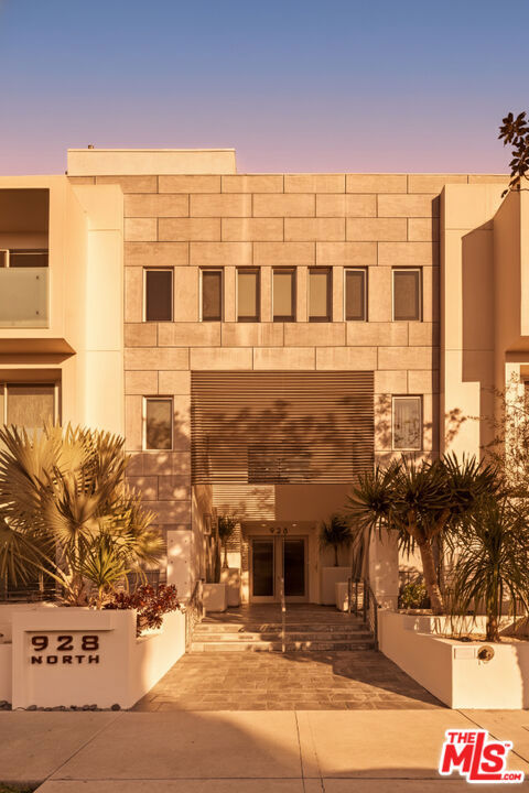 928 N Croft Avenue, Los Angeles CA: https://media.crmls.org/mediaz/05417acf-1133-486e-bfe8-de0c78cbcd07.jpg