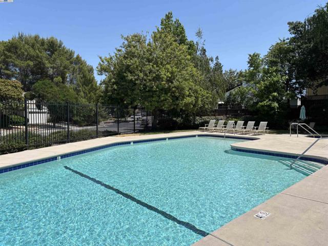 1290 Canterbury, Hercules CA: https://media.crmls.org/mediaz/05418d29-17d3-4144-95ba-a44c21f3c3c1.jpg