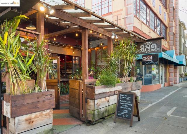 383 Staten Ave, Oakland CA: https://media.crmls.org/mediaz/0541a9aa-17f3-43ae-b869-2a0044fcfc90.jpg