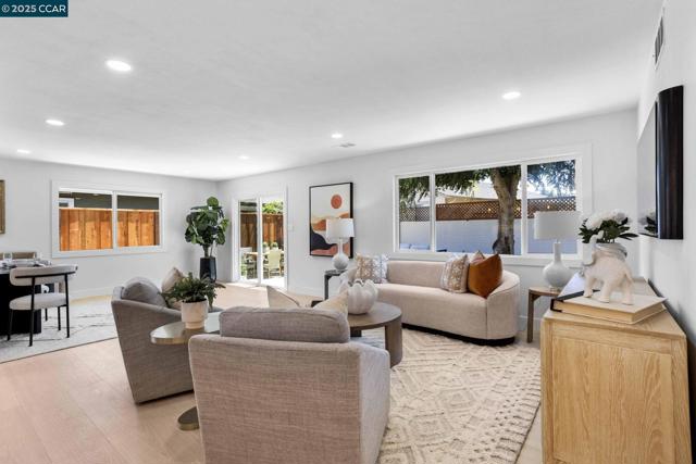4650 Regina Ln, Concord CA: https://media.crmls.org/mediaz/0541ad65-af05-4be0-9aa5-e8e8292e2283.jpg