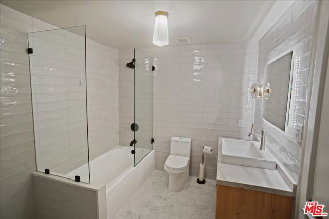 865 Comstock Avenue, Los Angeles CA: https://media.crmls.org/mediaz/054299fc-c0c9-4f12-bbae-1fac90f33342.jpg