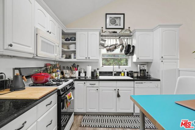 4224 Madison Avenue, Culver City CA: https://media.crmls.org/mediaz/054325f1-40f9-41eb-90b1-37962bc683c0.jpg